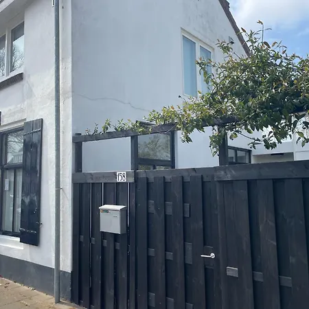 Lovely House On The Water Near Amsterdam *