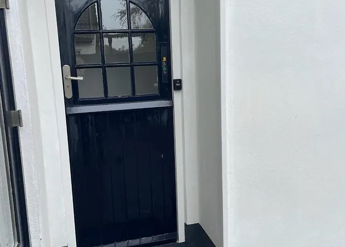 Lovely House On The Water Near Amsterdam