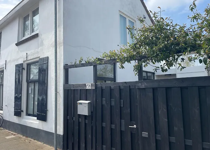 Lovely House On The Water Near Amsterdam *